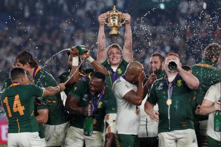 South African players celebrate with the Webb Ellis trophy after winning the World Cup Final. (REUTERS/Peter Cziborra)
