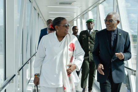 President David Granger yesterday afternoon received a courtesy call from the Prime Minister of Barbados, Mia Amor Mottley, at the Cheddi Jagan International Airport (CJIA), Timehri.
According to the Ministry of the Presidency,  Mottley made a brief visit to Guyana on her return to Barbados from the Republic of Ghana. She was welcomed by Granger, Minister of Foreign Affairs, Dr. Karen Cummings and other officials.
Mottley was accompanied by Barbados’ Minister of Foreign Affairs, Dr. Jerome Walcott and other officials.
In this Ministry of the Presidency photo, President David Granger and Prime Minister of Barbados, Mia Amor Mottley exchange pleasantries on her arrival at the Cheddi Jagan International Airport, Timehri.
