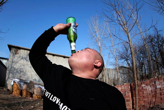 Liu Shichao drinks beer with a “tornado” formed in the bottle (REUTERS/Tingshu Wang photo)
