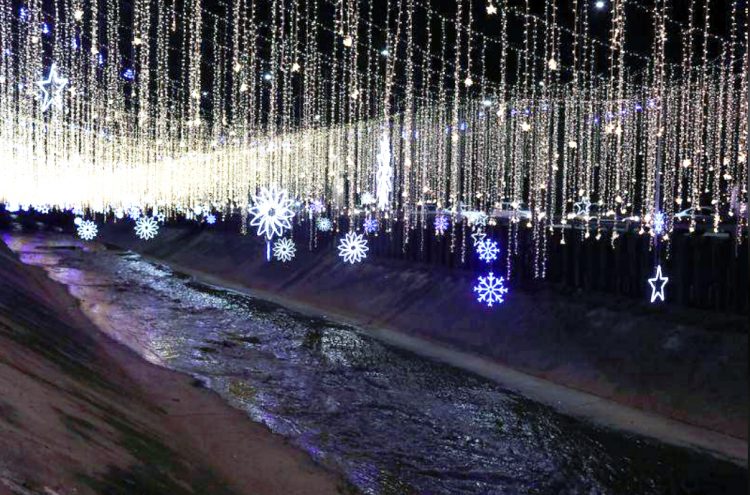  Christmas lights placed over the Guaire River in Caracas, Venezuela December 12, 2019. (REUTERS/Manaure Quintero photo)