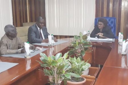 Commonwealth Senior Technical Adviser, Dr Kwadwo Afari-Gyan (second from left) meets with Chairman of the Guyana Elections Commission Justice (retired) Claudette Singh (head of table) and Chief Election Officer Keith Lowenfield (right). 