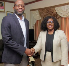 Gregory Dean and Foreign Affairs Minister Karen Cummings after the presentation of the certificate. (Ministry of Foreign Affairs photo)