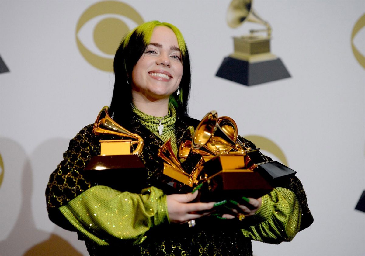 Billie Eilish posing backstage with her awards (REUTERS/Monica Almeida)