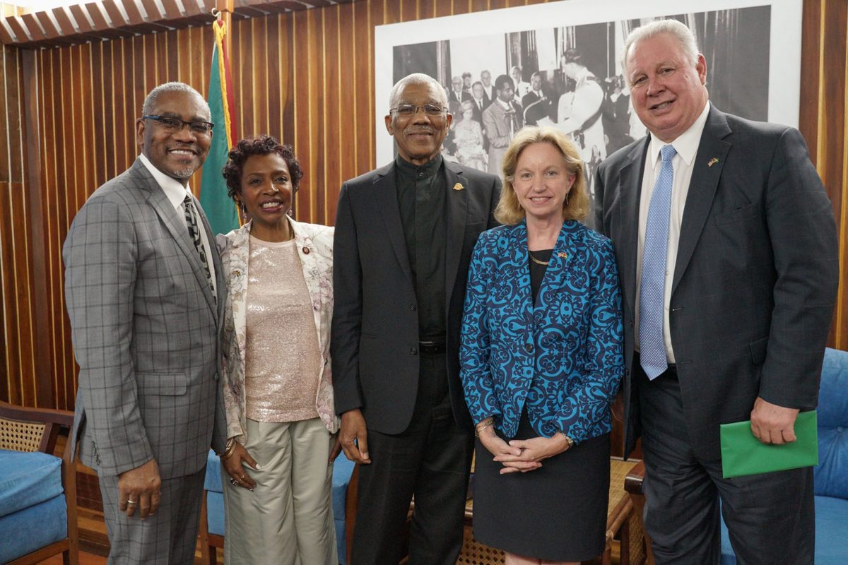 President David Granger (centre) with Congressman Albio Sires, Chairman of the Western Hemisphere, Civilian Security and Trade Subcommittee (right), US Ambassador to Guyana,  Sarah-Ann Lynch (second from right), Congressman Gregory Meeks (left) and Congresswoman Yvette Clarke. (Ministry of the Presidency photo)