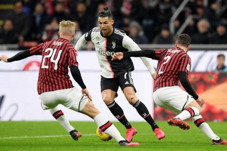Juventus’ Cristiano Ronaldo in action with AC Milan’s Davide Calabria and Simon Kjaer. (REUTERS/Alberto Lingria)
