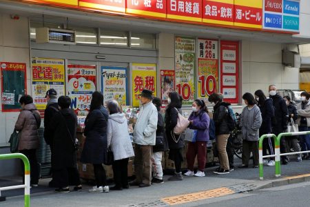 People wearing masks queue to buy masks at a drugstore in Tokyo, Japan February 28, 2020. REUTERS/Issei Kato
