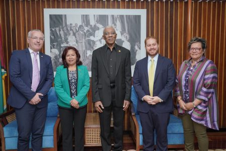 President David Granger (centre),  Anthony Sabga III, CEO ANSA McAl Group (second right);  Beverley Harper (right), Country Head ANSA McAl Group-Guyana;  Peter Hall, Sector Head-Beverage (left) and Minister of State,  Dawn Williams-Hastings (second (left). (Ministry of the Presidency photo)