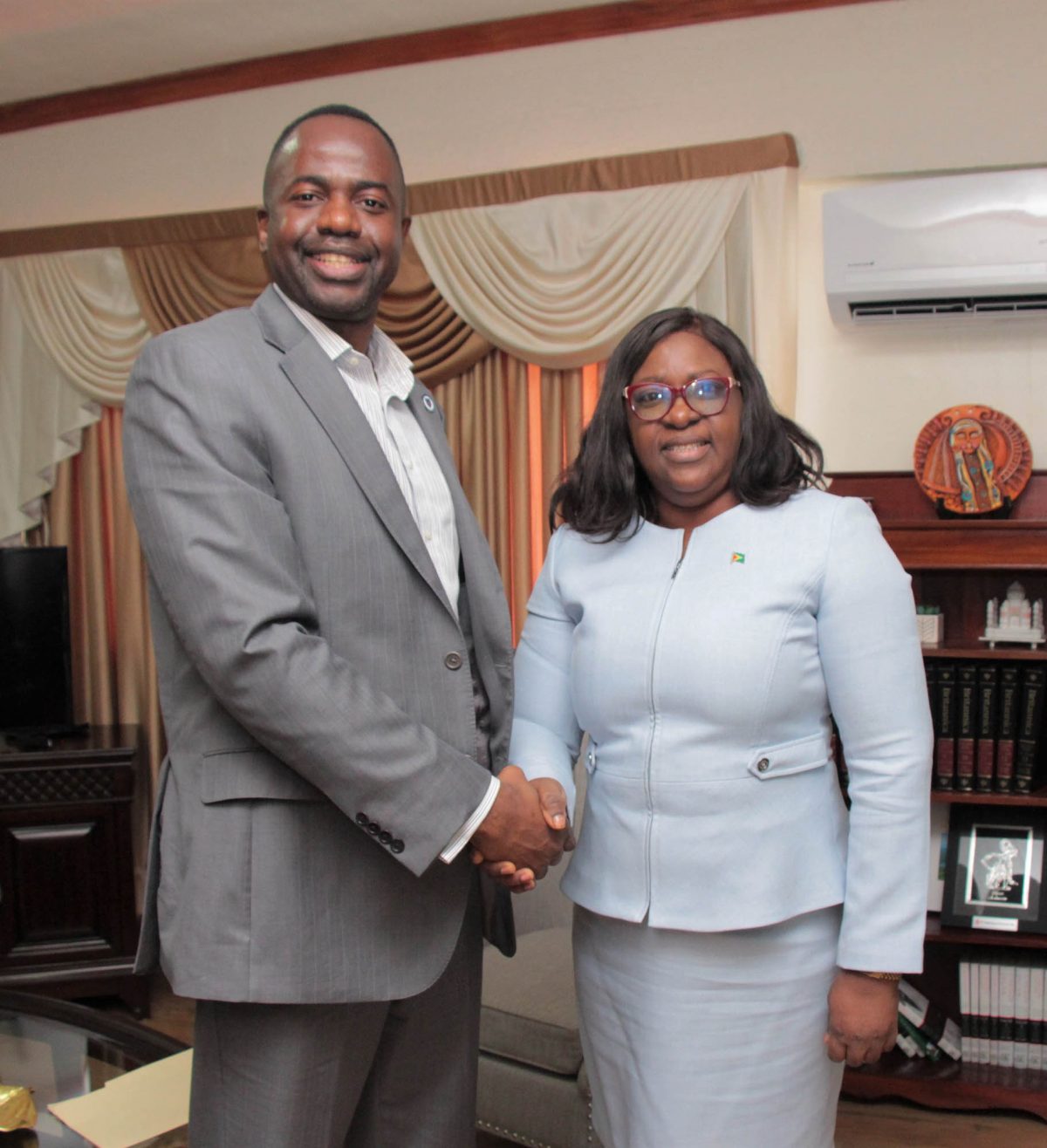 Mayor of Purcellville, Virginia, Kwasi Fraser,  paid a courtesy call on Minister of Foreign Affairs,  Dr Karen Cummings on November 13th last year.

