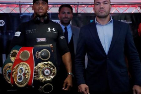 Anthony Joshua (left) and Kubrat Pulev (right) pose with promoter Eddie Hearn during a press conference. (Reuters photo)