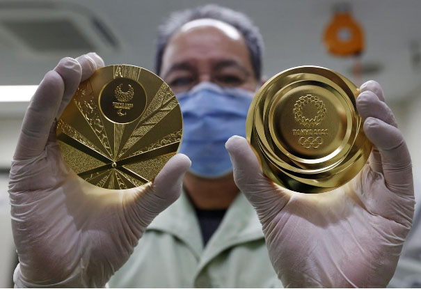 A worker displays gold medals for the 2020 Tokyo Olympics and Paralympics, manufactured at Japan Mint in Osaka, Japan. (Reuters photo)
