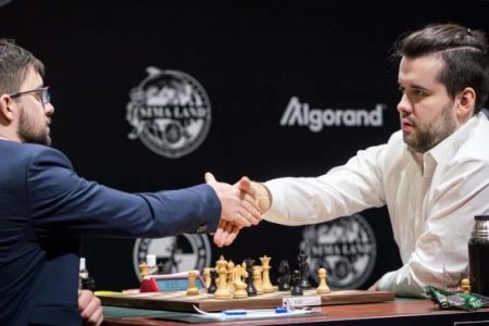 Ian Nepomniachtchi shakes hands with Maxime Vachier-Lagrave after their seventh round clash. (FIDE website)
