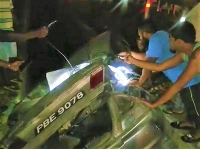 People record the victim trapped in his vehicle