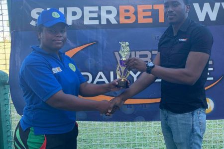 Player of the match Akaze Thompson receiving her prize from SuperBet’s marketing manager Nickoli Primo.
