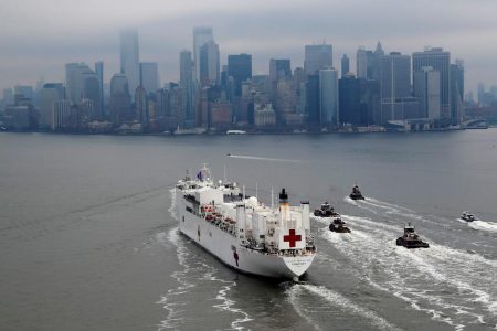 The USNS Comfort passes Manhattan as it enters New York Harbor during the outbreak of the coronavirus disease (COVID-19) in New York City, U.S., March 30, 2020. REUTERS/Mike Segar