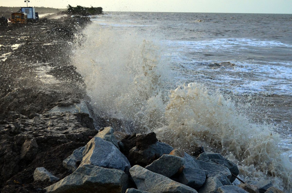 Yesterday’s high tide beating against the weak sea defence in Content, Mahaicony (Orlando Charles photo)
