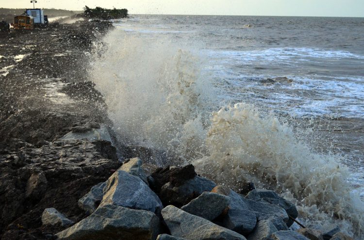 Yesterday’s high tide beating against the weak sea defence in Content, Mahaicony (Orlando Charles photo)
