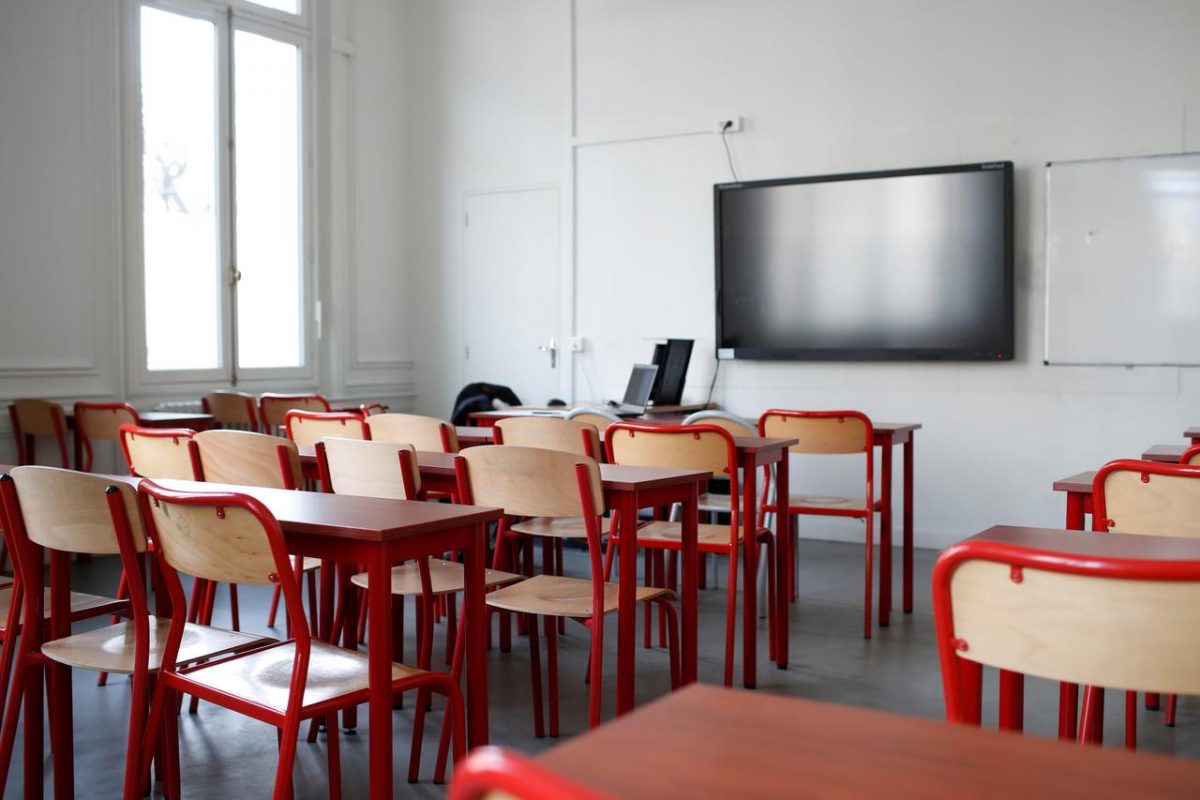 FILE PHOTO: A deserted classroom is seen at the International Bilingual School (EIB) in Paris as a lockdown is imposed to slow the rate of the coronavirus disease (COVID-19) spread in France, March 20, 2020. REUTERS/Gonzalo Fuentes/File Photo