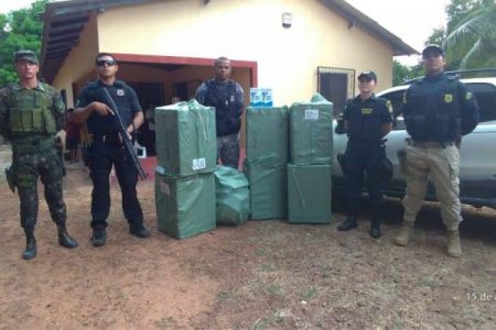 Brazil police pose with the boxes containing the thermometers (Folda de Boa Vista photo)