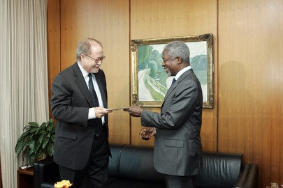 Miles Stoby (left), Permanent Observer for the Caribbean Community (CARICOM) to the United Nations, presents his credentials to Secretary-General Kofi Annan, at UN Headquarters, 5 October 2005.
