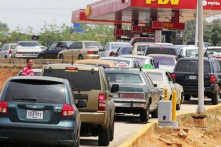 Drivers wait in long lines to fill their tanks in Carabobo State - Venezuela
