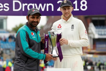 FILE PHOTO: England’s Joe Root and Pakistan’s Sarfraz Ahmed pose with the trophy after the 2018 series was drawn Action Images via Reuters/Lee Smith
