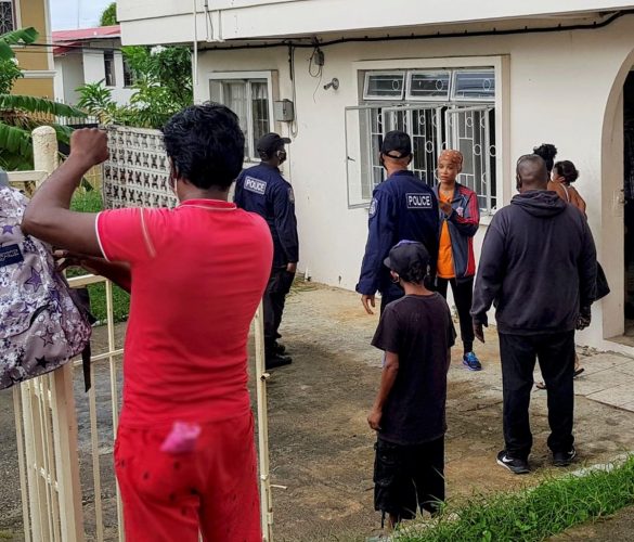 Candice Roy speak ko police officers durng the eviction from her home on Wednesday.