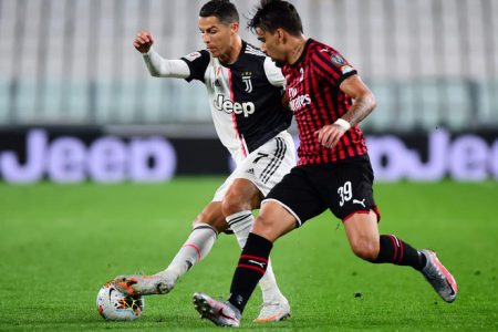 Juventus’ Cristiano Ronaldo in action with AC Milan’s Lucas Paqueta, as play resumes behind closed doors following the outbreak of the coronavirus disease (COVID-19) REUTERS/Massimo Pinca
