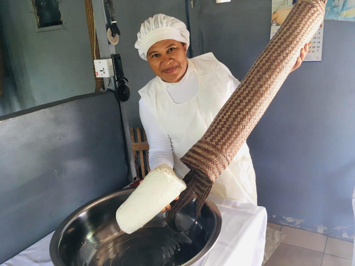 Marcia in the process of extracting cassava juice with a matapee