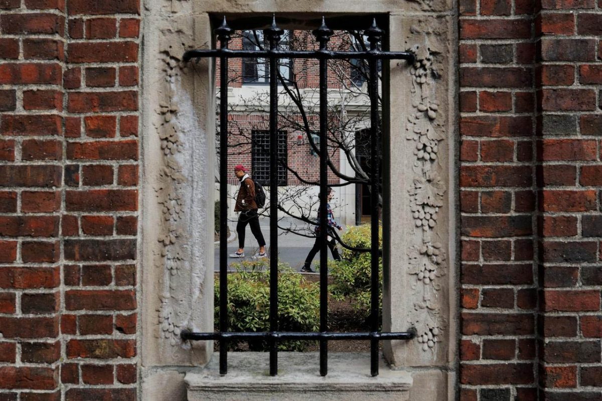 Students and pedestrians walk through the Yard at Harvard University, after the school asked its students not to return to campus after Spring Break and said it would move to virtual instruction for graduate and undergraduate classes, in Cambridge, Massachusetts, U.S., March 10, 2020. REUTERS/Brian Snyder
