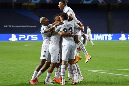 Paris St Germain’s Marquinhos celebrates scoring their first goal with Kylian Mbappe and teammates, as play resumes behind closed doors following the outbreak of the coronavirus disease (COVID-19) David Ramos/Pool via REUTERS
