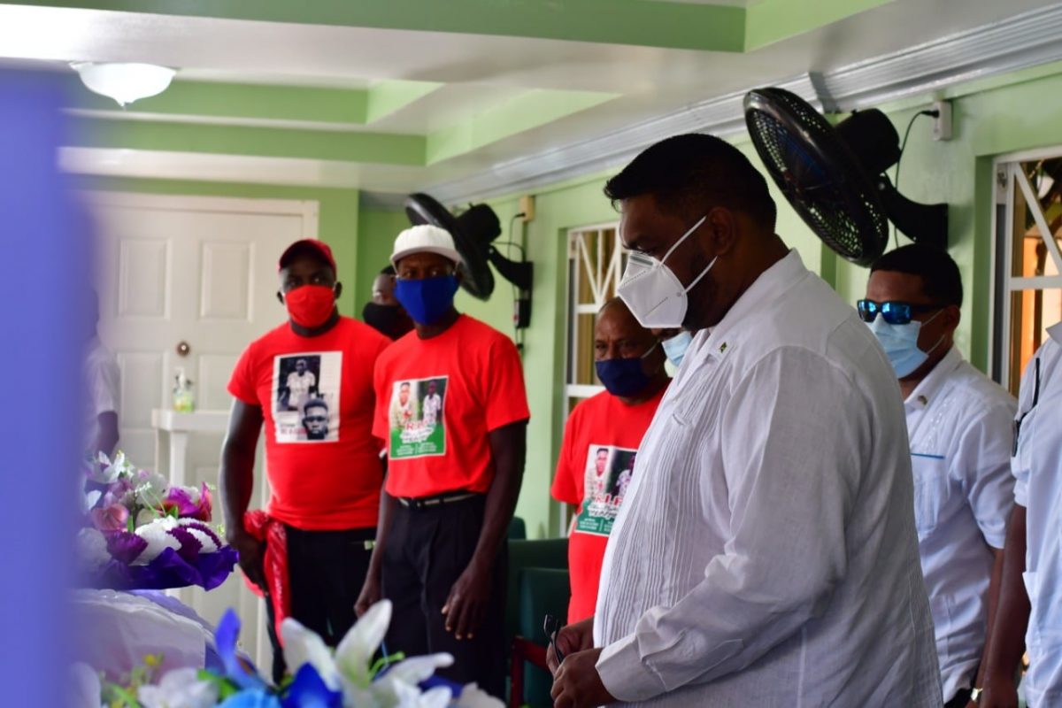 The President paying his respects at the Sandy’s funeral parlour. (Office of the President photo)