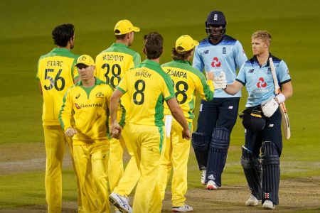 England players Jofra Archer and Sam Billings congratulate the Australian players after the match. (Reuters photo)
