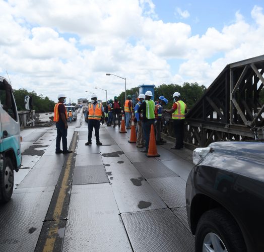 Technicians working on the problem. (Ministry of Public Works photo)