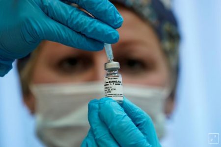 A nurse prepares Russia’s “Sputnik-V” vaccine against the coronavirus disease (COVID-19) for inoculation in a post-registration trials stage at a clinic in Moscow, Russia September 17, 2020. (REUTERS/Tatyana Makeyeva photo)
