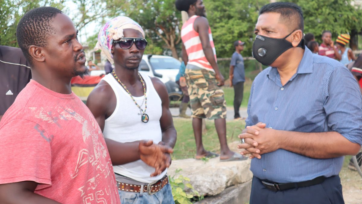 Minister of Agriculture Zulfikar Mustapha (right) speaking to two residents of Buxton during his visit yesterday. (Ministry of Agriculture photo)