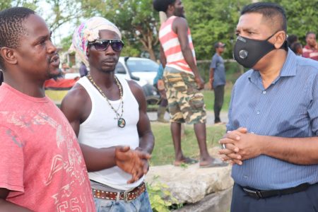 Minister of Agriculture Zulfikar Mustapha (right) speaking to two residents of Buxton during his visit yesterday. (Ministry of Agriculture photo)