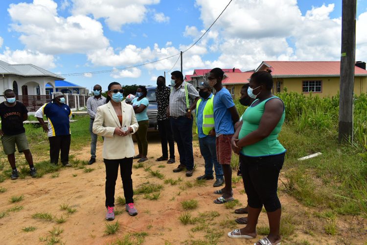 Minister within the Ministry of Housing and Water (centre) addressing the residents.