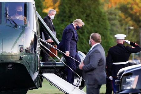 U.S. President Donald Trump disembarks from the Marine One helicopter followed by White House Chief of Staff Mark Meadows as he arrives at Walter Reed National Military Medical Center after the White House announced that he “will be working from the presidential offices at Walter Reed for the next few days” after testing positive for the coronavirus disease (COVID-19), in Bethesda, Maryland, U.S., October 2, 2020. REUTERS/Joshua Roberts

