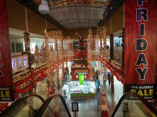 The tall centerpiece Christmas tree in Giftland Mall
