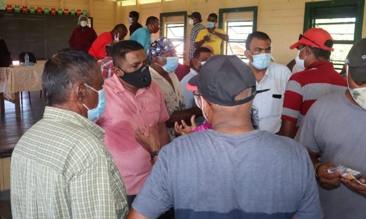 Minister of Agriculture Zulfikar Mustapha (second from left) listening to a resident (Ministry of Agriculture photo)