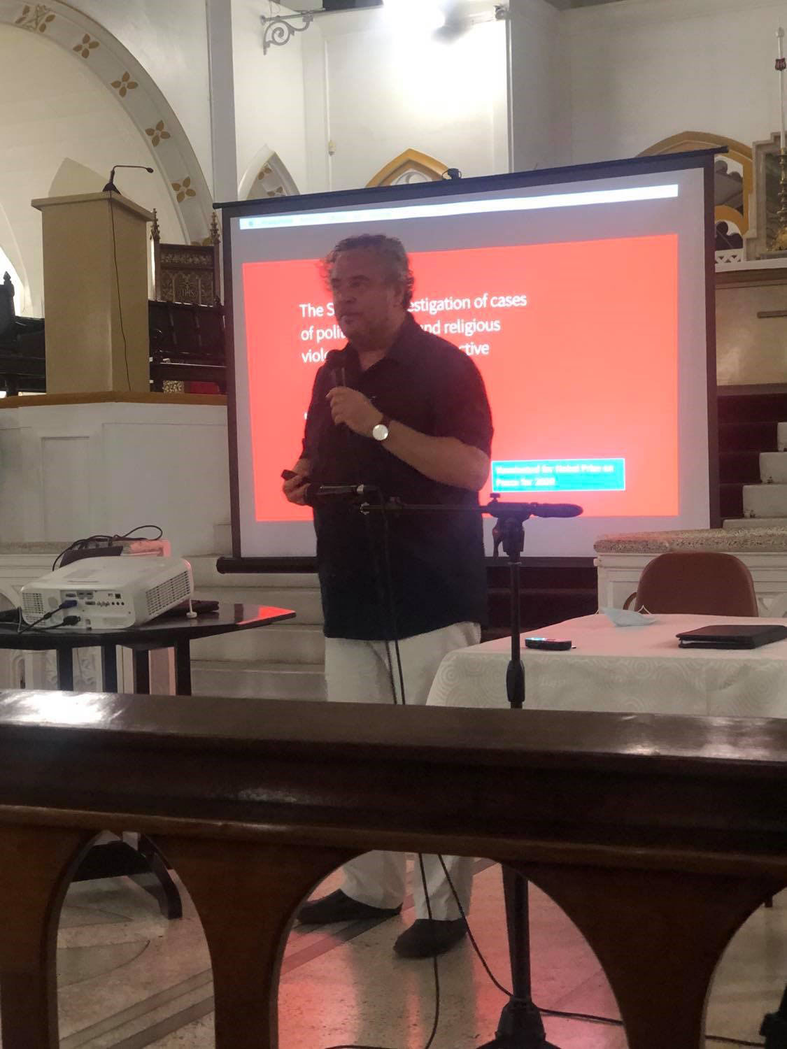 Dr. Luis Fondebrider yesterday afternoon held a public lecture at the Roman Catholic Cathedral about the work of the EAAF team