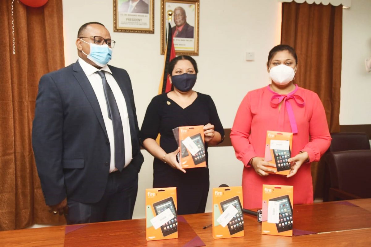 The ANSA McAL Foundation donated 100 Electronic Tablets to the Ministry of Education yesterday.
These tablets were purchased with funds raised from the ‘ONE YARD’ virtual benefit concert which aired on October 30, 2020.
From left are Managing Director of ANSA McAL Troy Cadogan, Member of ANSA McAL Foundation Dr. Paloma Mohamed-Martin and Minister of Education Priya Manickchand. (ANSA McAL photo)