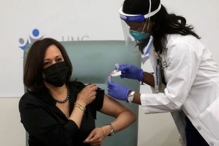 Registered Nurse Patricia Cummings gives U.S. Vice President-elect Kamala Harris a dose of the Moderna COVID-19 vaccine at United Medical Center in Washington, U.S., December 29, 2020. REUTERS/Leah Millis