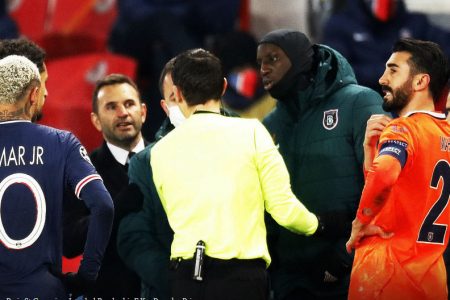 Referee Ovidiu Hategan with Istanbul’s Basaksehir’s Demba Ba as the match is interrupted. (Reuters photo) 