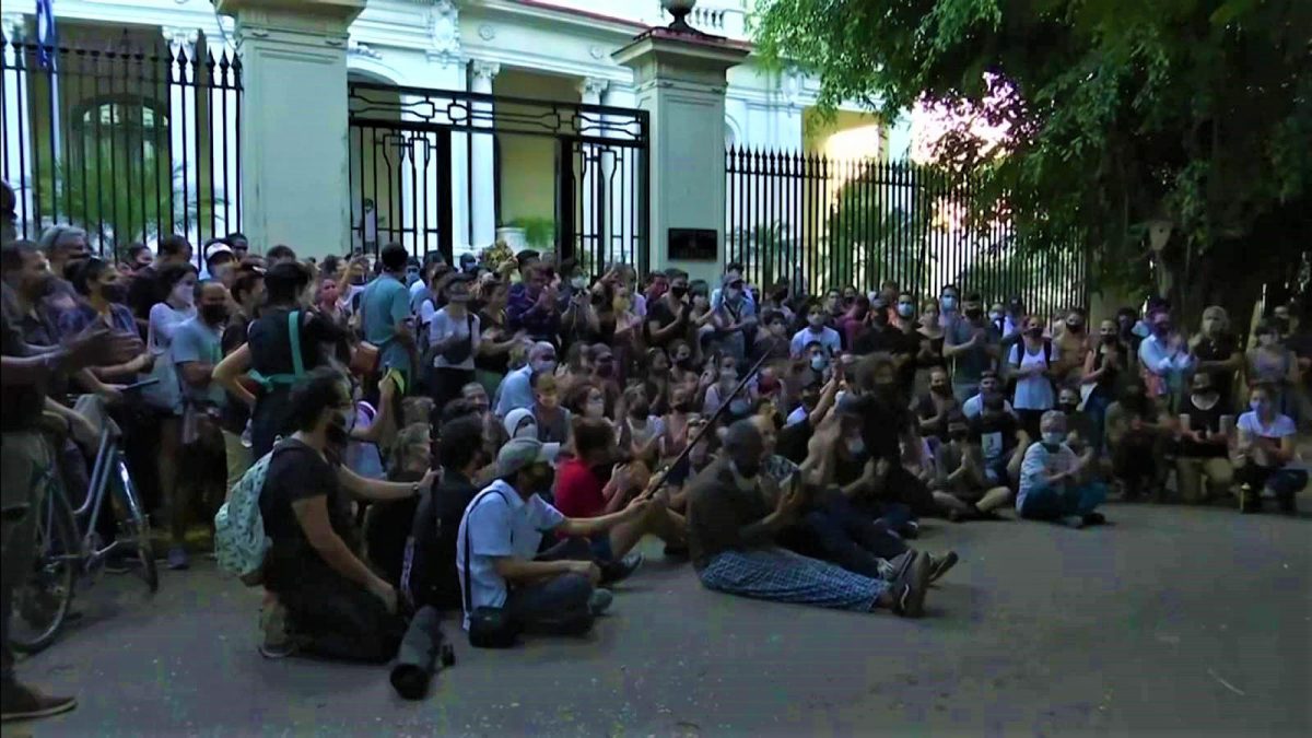 The artists outside the ministry
