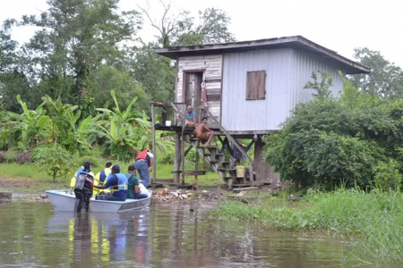 The CDC team taking relief items to a family (DPI/CDC photo)  