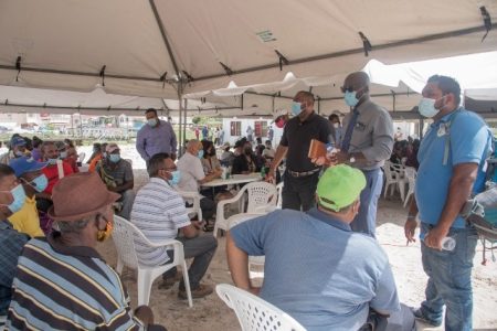 Dwight Walrond and others speaking with cattle farmers at the outreach (DPI photo)