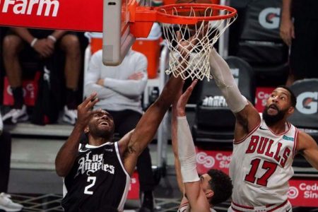 LA Clippers forward Kawhi Leonard (2) is defended by Chicago Bulls guard Zach LaVine (8) and guard Garrett Temple (17) in the second half at Staples Center. Mandatory Credit: Kirby Lee-USA TODAY Sports.