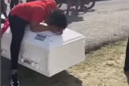 Sherwin Fileen’s casket on the roadway in front of the Sparendaam Police Station (Screenshot taken from Jermaine Gentle video)