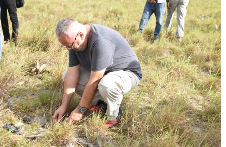 Geologist, Leandro Pires inspects the cracks in Katoonarib        DPI photo)